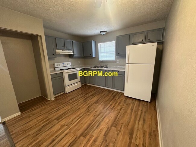 Building Photo - Fully Furnished 4 Bdrm Home