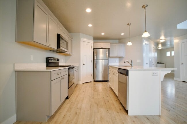 Building Photo - 1758 W Stone Gate Dr