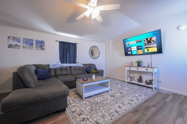 Foto del edificio - Modern Living with Private Theater Room