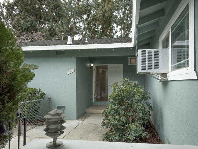 Building Photo - 5525 Thornwood Dr