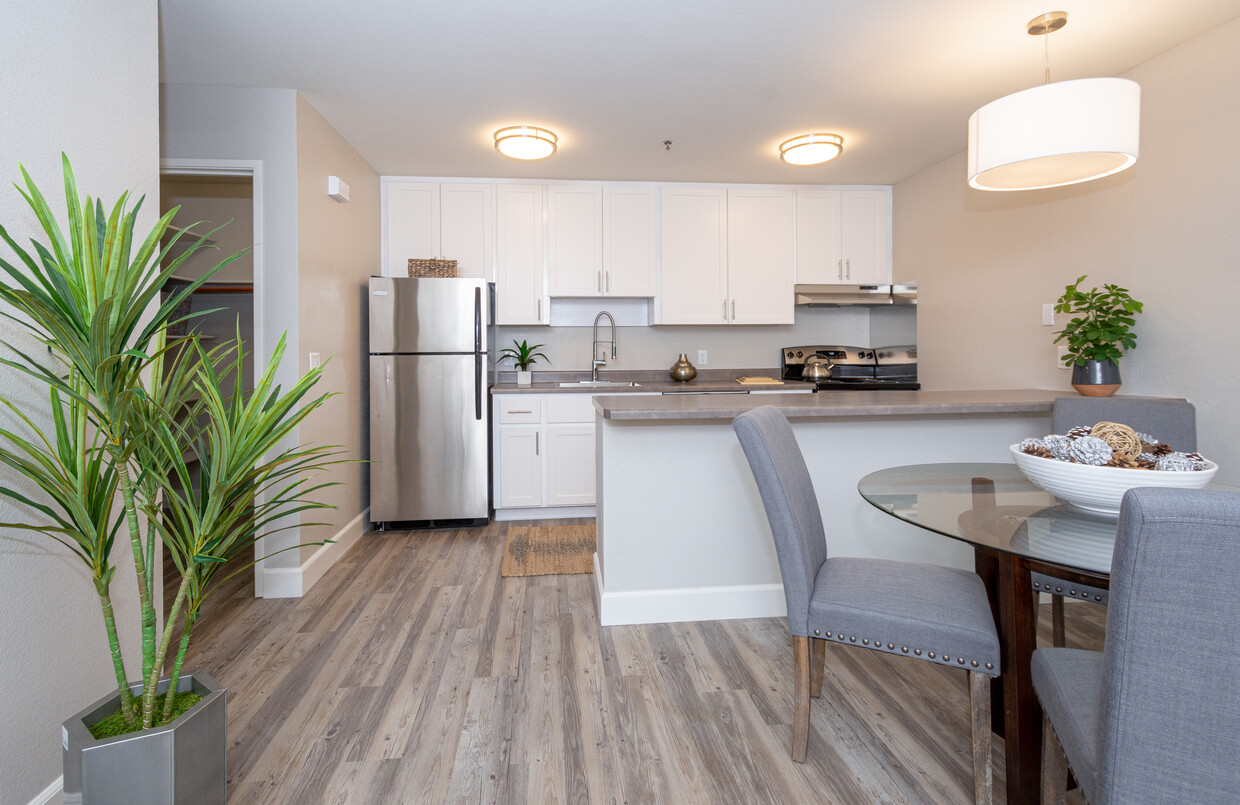 COMEDOR Y COCINA - Ellinwood Apartments