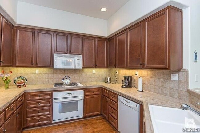 Foto del edificio - 2 Bedroom, 2 Bath Penthouse on second stor...