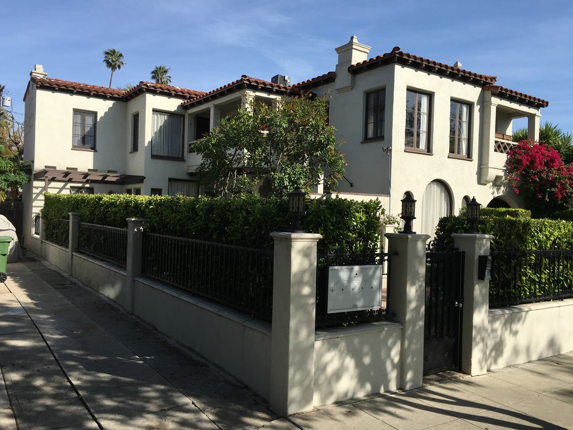 Primary Photo - 838 N Las Palmas Ave