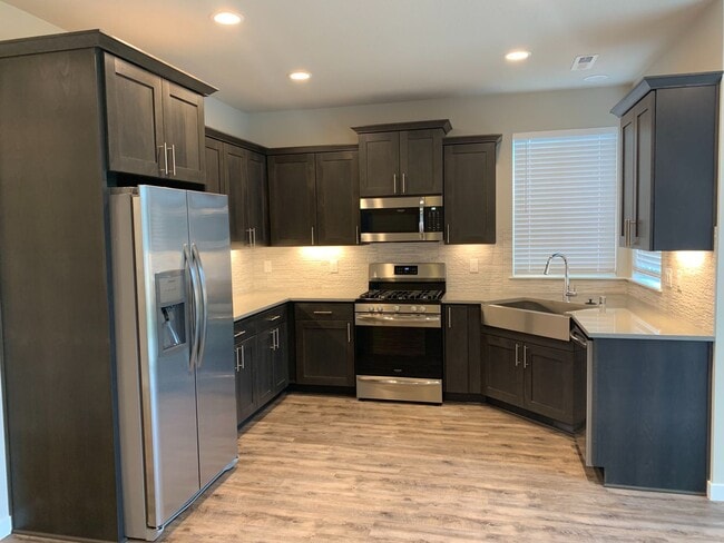 Building Photo - Salmon Creek Legacy Estates....  Front yard care provided - EZ 1/5 & 205 access