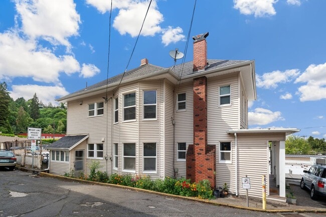 Building Photo - Spacious 2nd floor two bedroom duplex