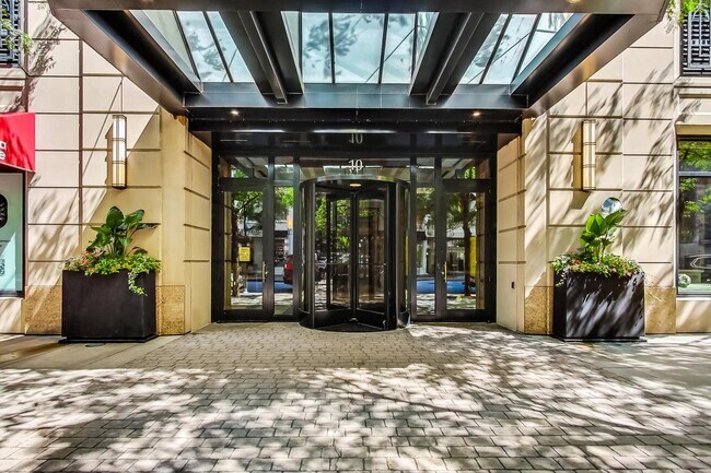 Building Photo - 10 E Delaware Pl