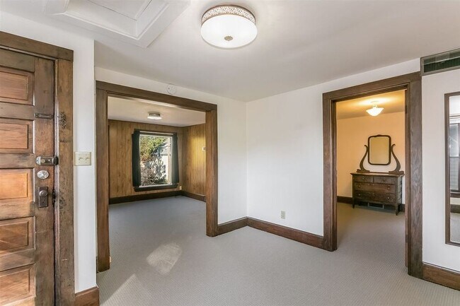 Building Photo - 625 S Orchard St