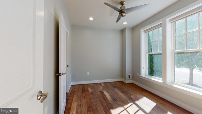 Building Photo - 722 Diamond Ave