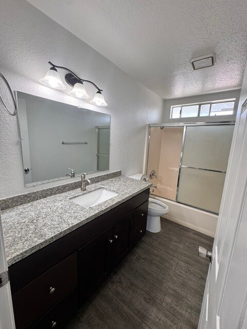 BAÑO DE LA PLANTA SUPERIOR - 14439 Rosecrans Ave