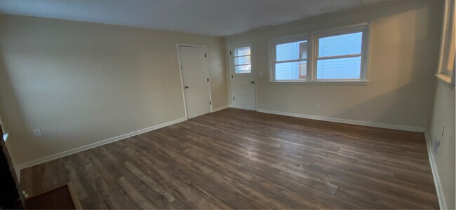 Building Photo - 2801 Oakwood Dr