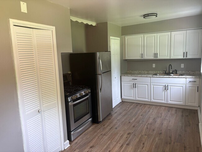 Foto del edificio - Townhome with attached garage