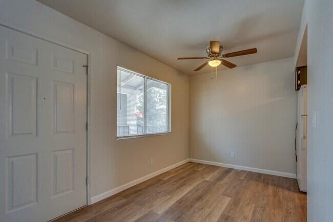 Building Photo - Spacious Remodeled 2 Bedroom Apartment