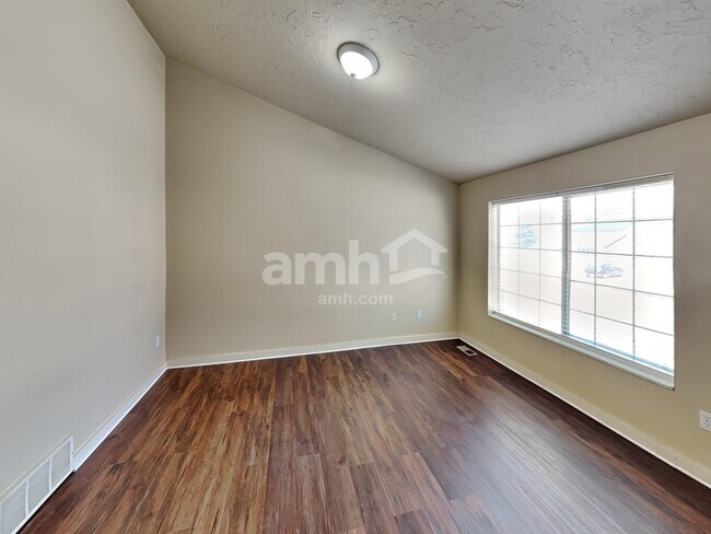 Foto del edificio - 339 W 2450 N