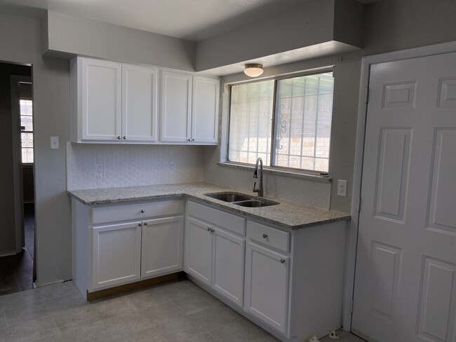 Building Photo - 1376 E Pentagon Pky