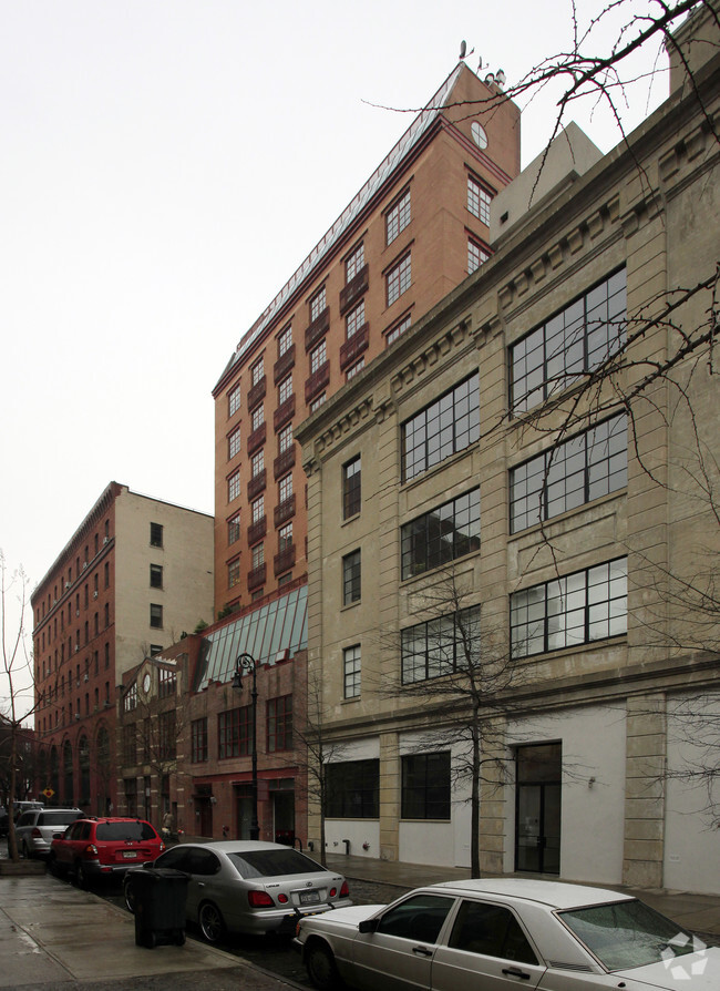 Building Photo - 132 Perry St