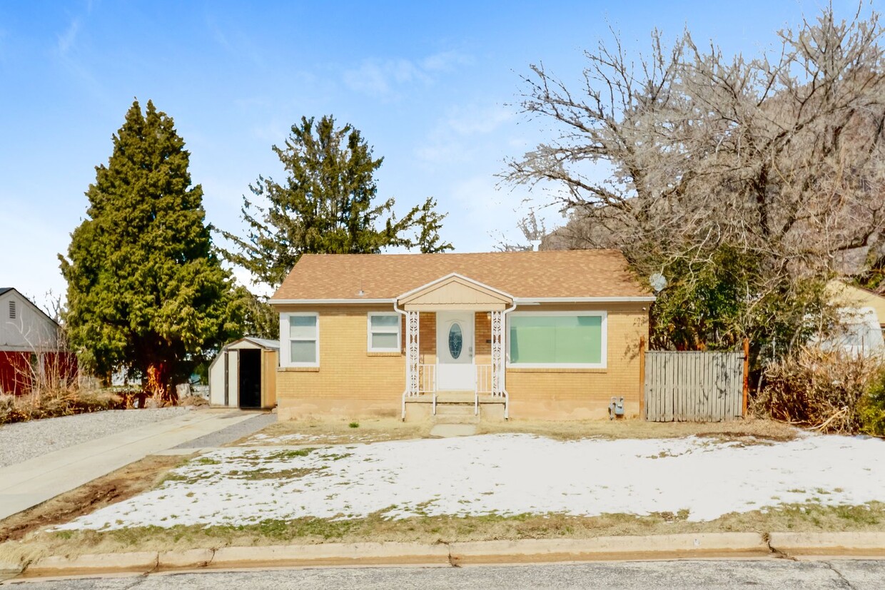 Primary Photo - Comfortable 3 Bed, 2 Bath Pet-Friendly Hom...