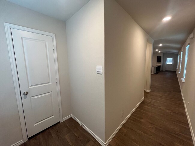 Foto del edificio - 210 Legendary Trail Loop, Floresville, TX....