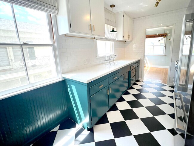 Cocina con un gran fregadero estilo granja. - 1327 N Central Ave