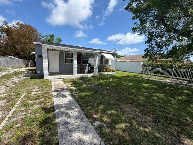 Foto del edificio - 2431 Plunkett St