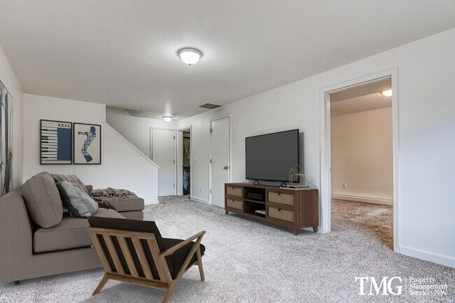 Building Photo - Spacious 4BR Townhome with AC, W/D, Garage...
