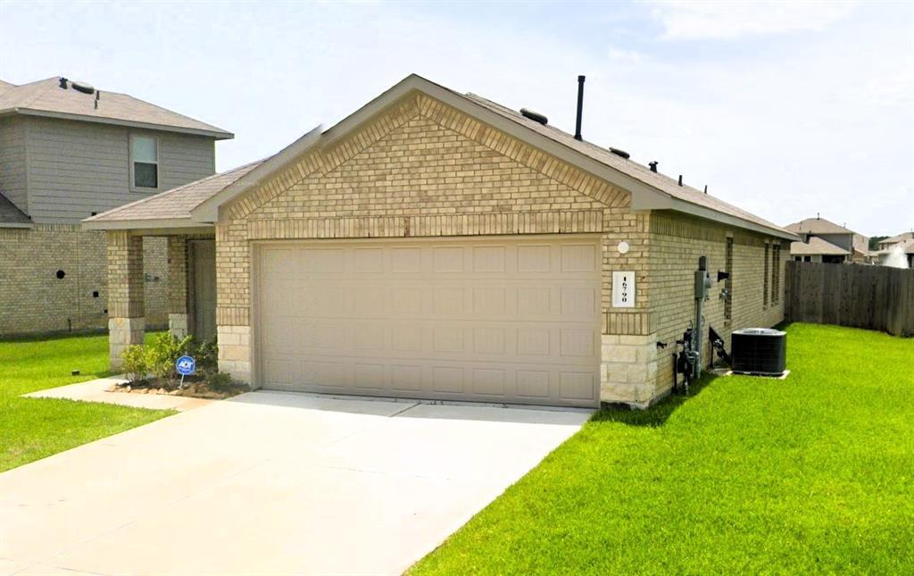 Foto principal - 16790 Lonely Pines Dr