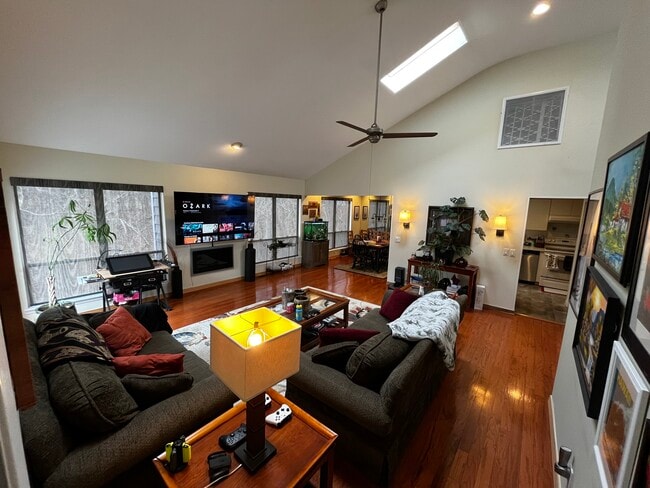 Building Photo - 20 Vista Dr