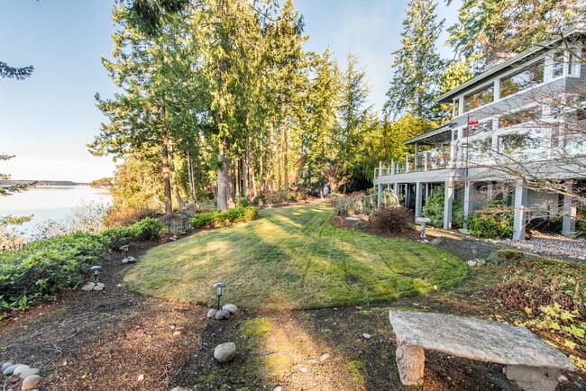 Building Photo - Beautiful Custom Home Overlooking Sequim Bay