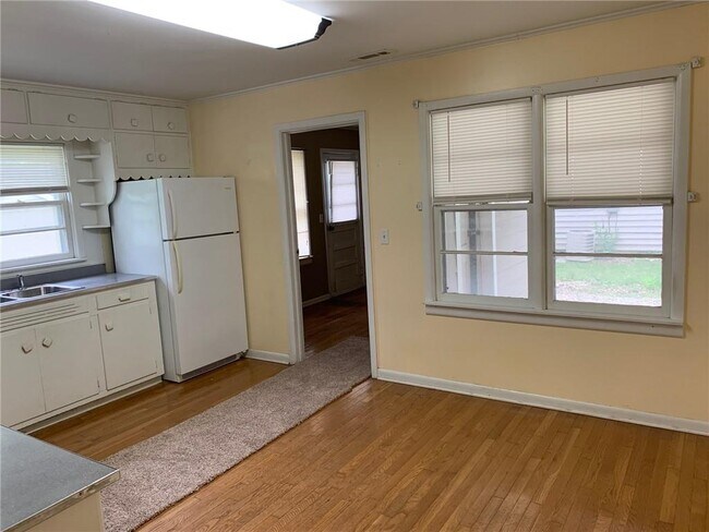 Building Photo - 1001 Mayes Ave