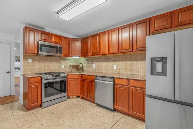 Building Photo - 1922 Montrose St