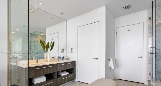 Foto del edificio - 240 Biscayne Blvd