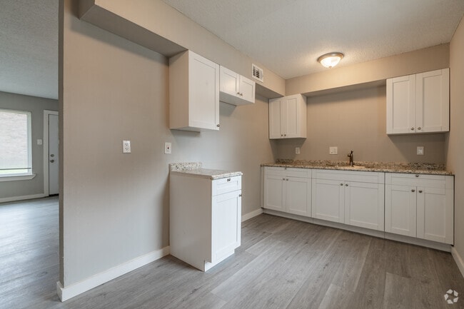 1BR, 1BA - 750SF - Kitchen - Camelot Manor