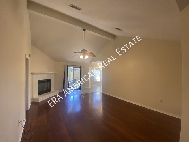 Foto del edificio - 1866 Whispering Oaks Ln