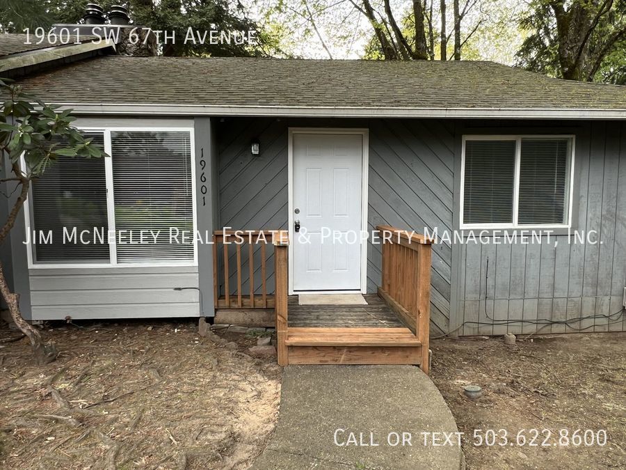 Primary Photo - Remodeled 2 Bedroom Apartment With Fenced ...