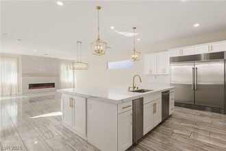 Building Photo - 10277 Green Ember Dr