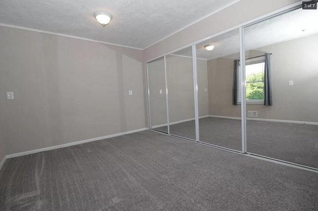 Building Photo - Recently Remodeled Apartment All Utilities...