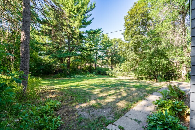 Huge Private Backyard - 629 Turnpike Rd