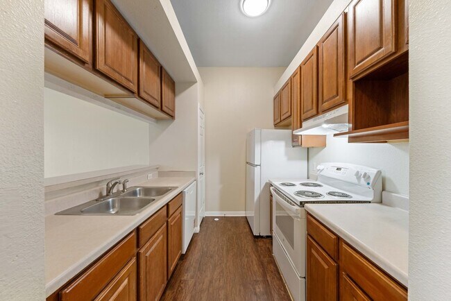 Foto del edificio - Bright 2-Bed Gem with Balcony in Universal City – A/C, Washer Hookups, and Modern Finishes