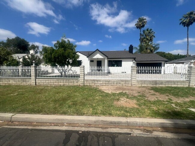 Foto del edificio - 7317-7321 Garden Grove Avenue