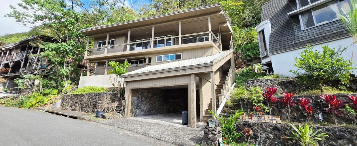 Foto principal - Large 3-Bedroom & 2-Bath Home