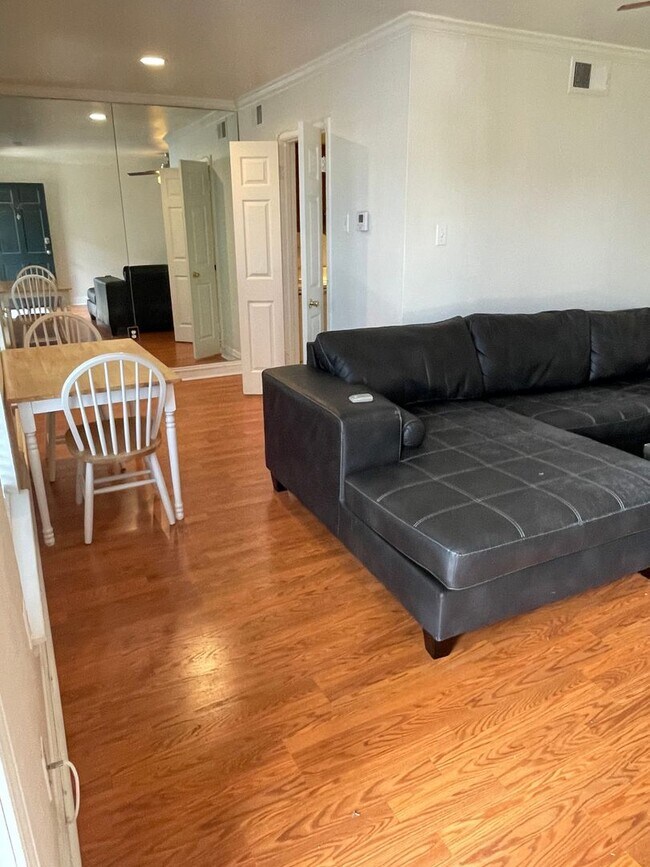 Foto del edificio - Great Corner Unit in University Area with Gated Parking