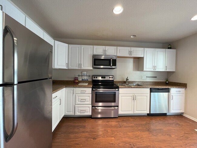 Foto del edificio - Cozy 2-Bedroom Home with Private Patio & C...