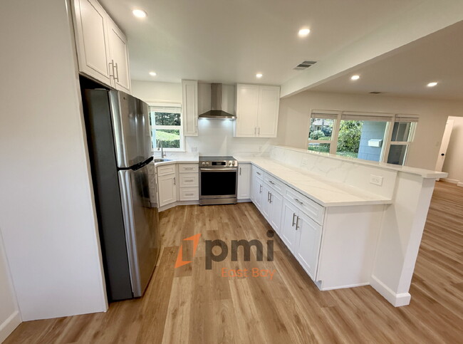 Building Photo - Move-In Ready 3-Bed Haven with Private Cou...