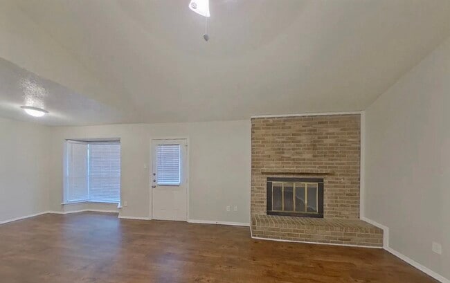 Building Photo - AVAILABLE NOW READY TO MOVE IN