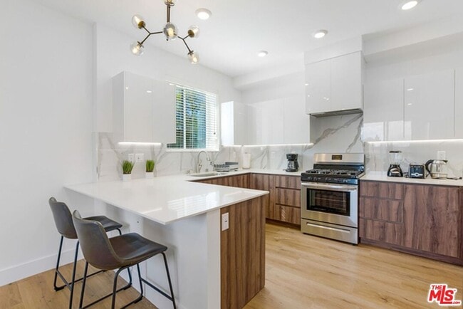 Foto del edificio - 4637 Laurel Canyon Blvd