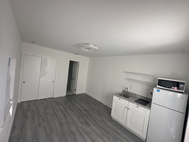 Studio with kitchen - 2210 NW 31st Ave