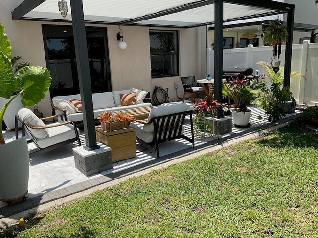 Foto del edificio - 6024 Pine Tree Way