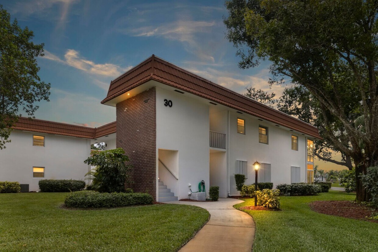 Foto principal - (55+) 2/2 Furnished Condo in Jensen Beach