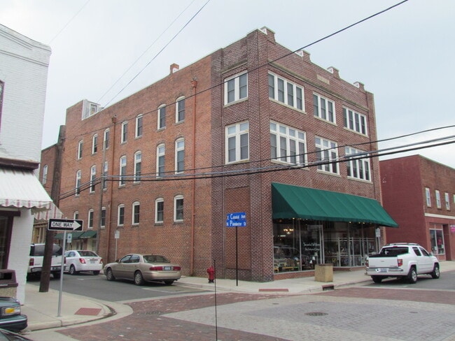 Building Photo - 603 E Colonial Ave