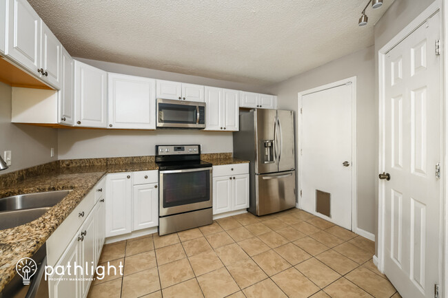 Building Photo - 313 Woods Edge Ct