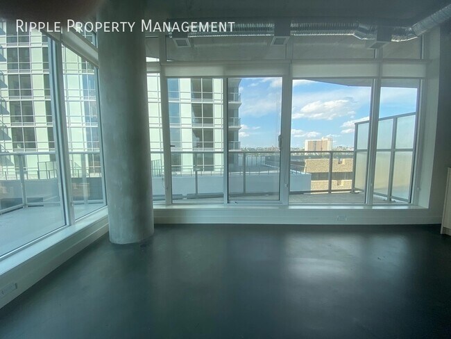 Photo du bâtiment - CORNER UNIT WITH 1 BED+ DEN/1 BATH CONDO IN DOWNTOWN